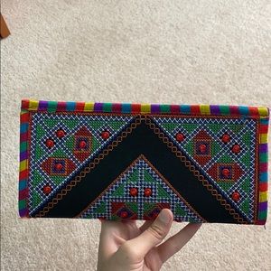 Traditional wallet w/ multiple pockets and 3 zips